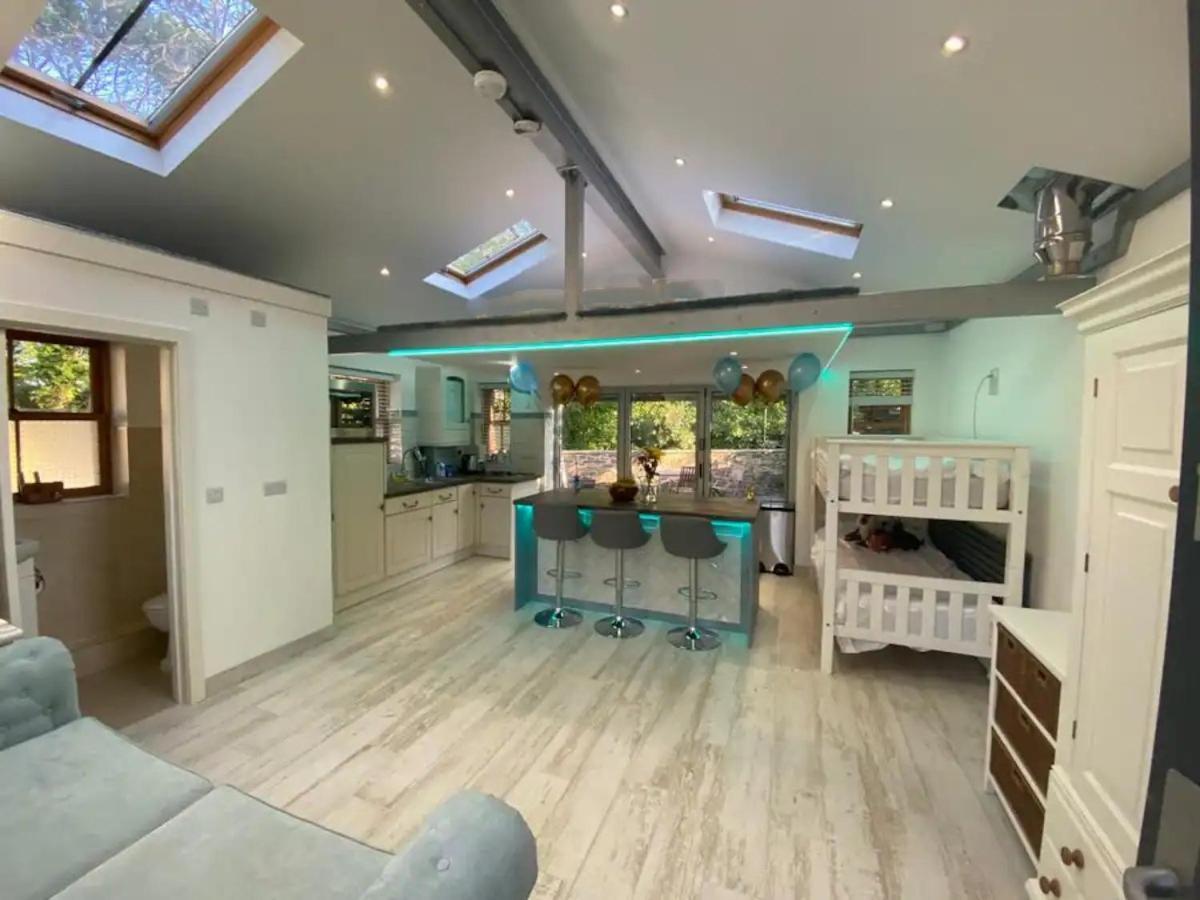 Appartement Modern In Plympton